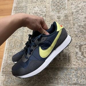 Nike MD Valiant sneaker - Big Kid Size 6 - women’s 7.5 - Navy And Lime Yellow